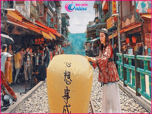 Thập Phần có gì khác ngoài thả đèn trời?