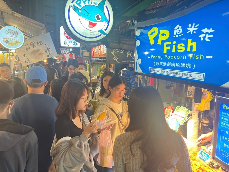 Người dân địa phương ăn uống tại chợ đêm Đài Loan