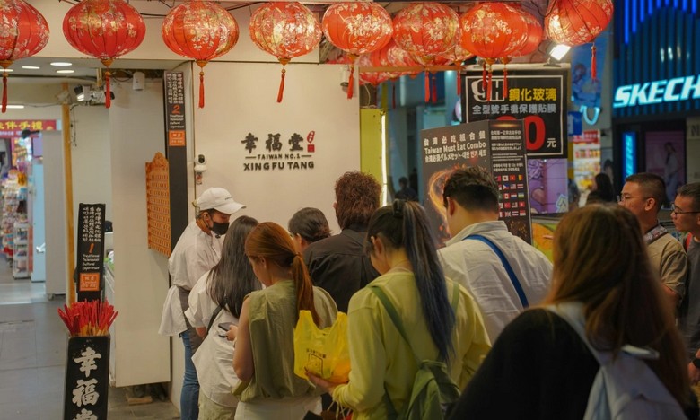 Khách hàng xếp hàng ăn uống ở quán ăn tại chợ đêm Đài Loan