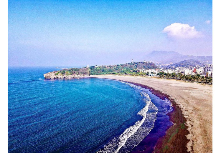 Bãi biển cong dài và mỏm đồi trên đảo Kỳ Tân Cijin Cao Hùng nhìn từ trên cao