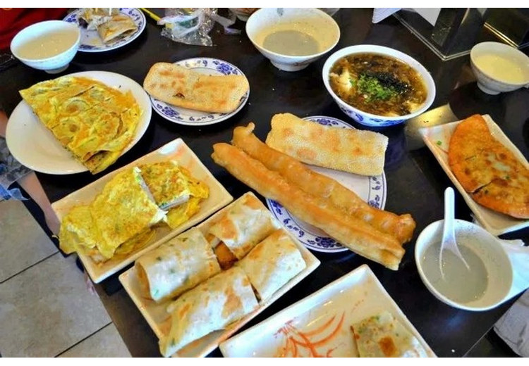 Bàn ăn sáng Đài Loan với bánh trứng cuộn, quẩy, bánh nướng kẹp, sữa đậu nành và canh