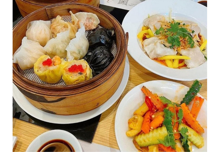 Bàn dimsum Đài Loan gồm há cảo, xíu mại trong xửng tre và đĩa rau xào