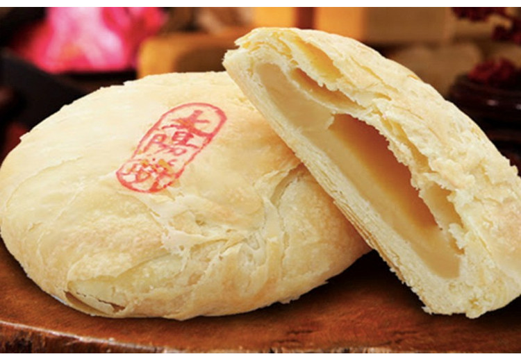 Bánh mặt trời Đài Trung cắt đôi thấy lớp vỏ ngàn lớp và nhân mạch nha