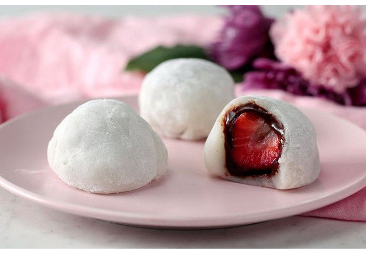 Bánh mochi trắng, một chiếc cắt đôi thấy nhân dâu tây và đậu đỏ