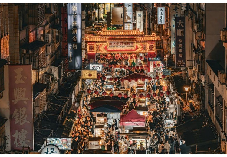 Chợ đêm Nhiêu Hà nhìn từ trên cao, con phố dài với dòng người và cổng chào ở cuối