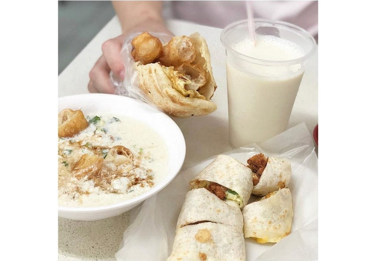 Cốc sữa đậu nành, bát sữa đậu nành mặn, cơm nắm và bánh cuộn trong bữa sáng Đài Loan