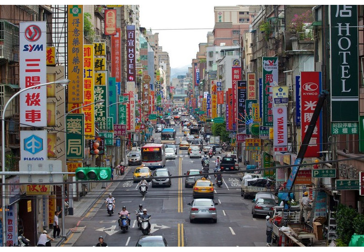 Con phố Đài Loan với biển hiệu dọc nhiều màu sắc và dòng xe máy, ô tô