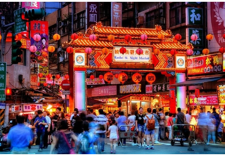 Cổng chợ đêm Nhiêu Hà rực rỡ đèn lồng, khách đông đúc buổi tối