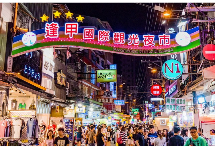 Cổng chợ đêm Phùng Giáp Feng Chia Night Market Đài Trung đông người