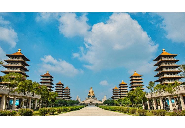 Đại lộ tám ngôi tháp dẫn tới tượng Phật đồng khổng lồ tại Bảo tàng Phật Đà, Phật Quang Sơn, Cao Hùng