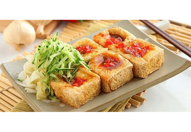 Đậu phụ thối chiên giòn rưới sốt ớt, ăn kèm dưa cải chua thái sợi