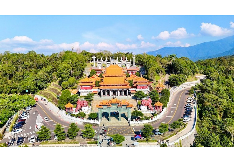 Văn Võ Miếu mái ngói vàng trên sườn đồi cạnh Hồ Nhật Nguyệt nhìn từ trên cao