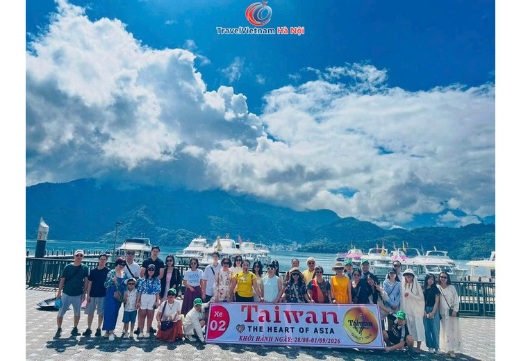 Đoàn khách TravelVietnam Hà Nội chụp ảnh bên bến Hồ Nhật Nguyệt dưới trời xanh mây trắng