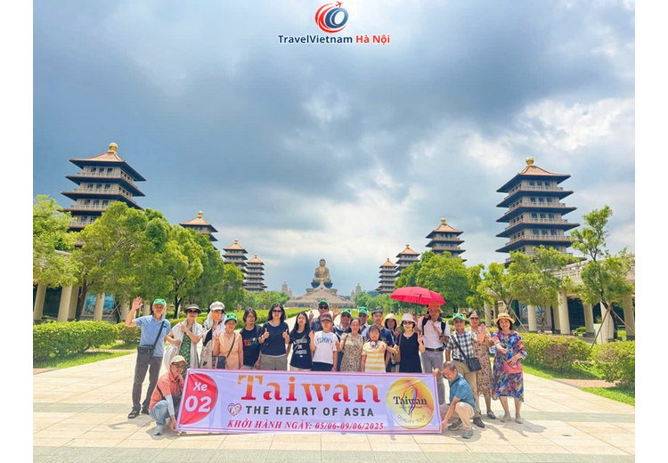 Đoàn khách TravelVietnam Hà Nội chụp ảnh tập thể trên đại lộ tám ngôi tháp, Phật Quang Sơn