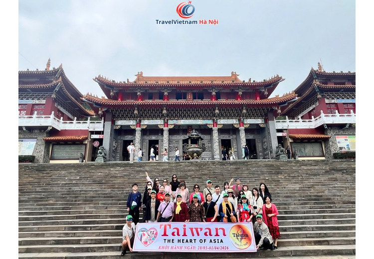 Đoàn khách TravelVietnam Hà Nội chụp ảnh trên bậc thang trước Văn Võ Miếu, Hồ Nhật Nguyệt