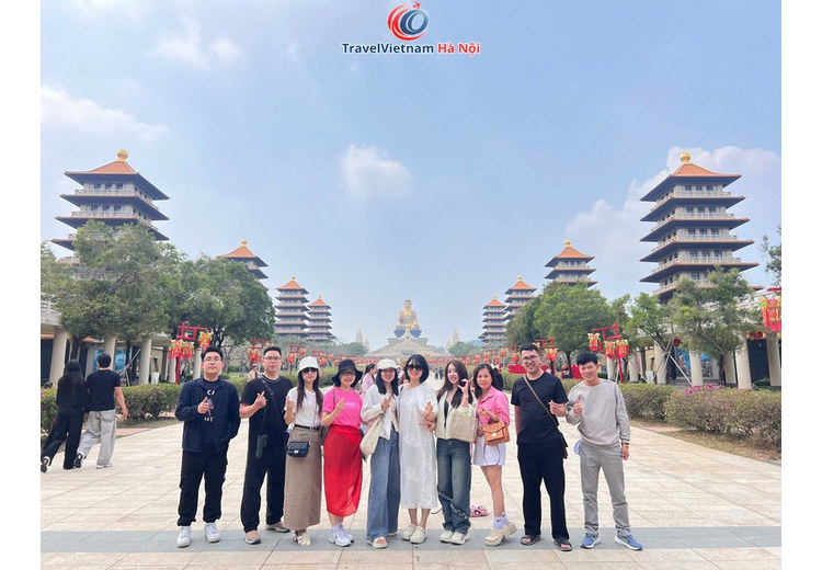 Đoàn khách TravelVietnam Hà Nội chụp ảnh trên đại lộ tám ngôi tháp, Phật Quang Sơn