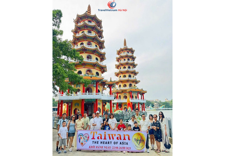 Đoàn khách TravelVietnam Hà Nội chụp ảnh trước Tháp Long Hổ bên Đầm Liên Trì, Cao Hùng