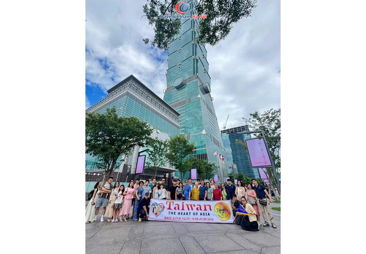 Đoàn khách TravelVietnam Hà Nội chụp ảnh trước tòa tháp Taipei 101