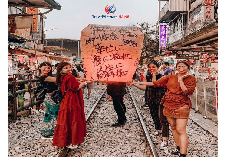 Du khách cầm đèn trời viết điều ước trên đường ray phố cổ Thập Phần
