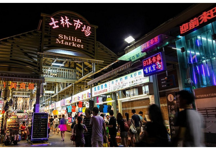 Cổng chợ Sĩ Lâm Shilin Market Đài Bắc đông khách buổi tối