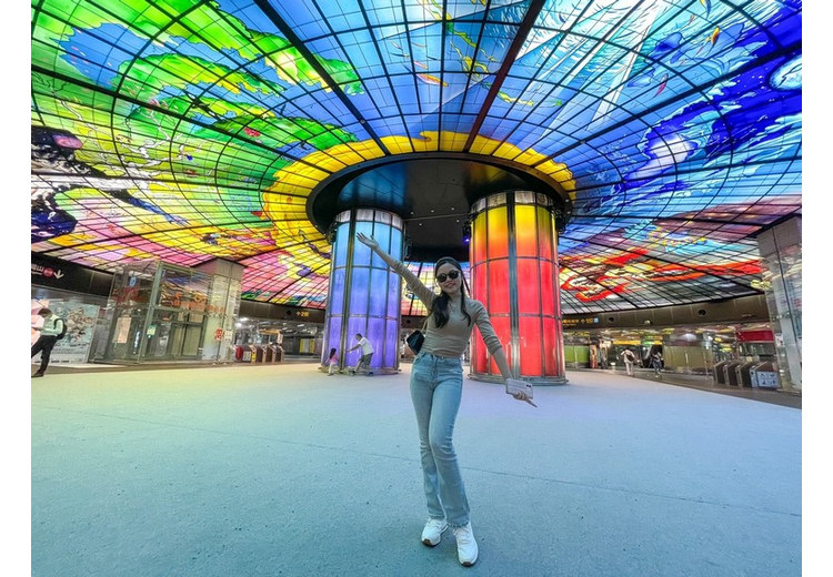 Du khách tạo dáng chụp ảnh dưới mái vòm kính màu ga Formosa Boulevard