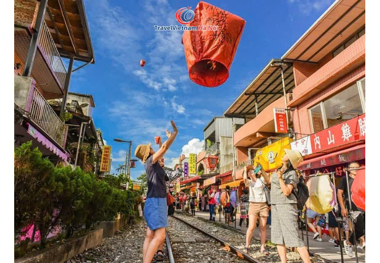 Du khách thả đèn trời bay lên trên đường ray phố cổ Thập Phần
