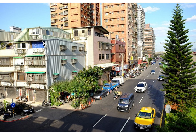 Đường phố khu dân cư ở Đài Loan sạch sẽ, cây xanh và xe cộ lưu thông thưa