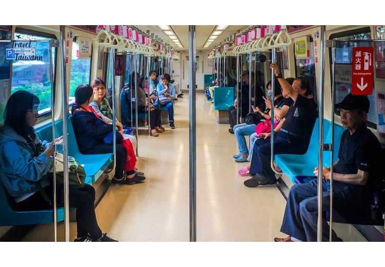 Hành khách ngồi trên toa tàu MRT Đài Bắc, toa tàu sạch và yên tĩnh