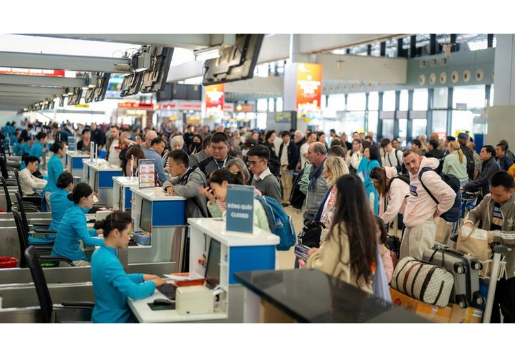 Hành khách xếp hàng làm thủ tục tại quầy check-in Vietnam Airlines ở sân bay