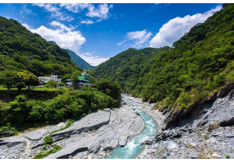 Hẻm núi Taroko với dòng sông chảy giữa vách đá và rừng xanh