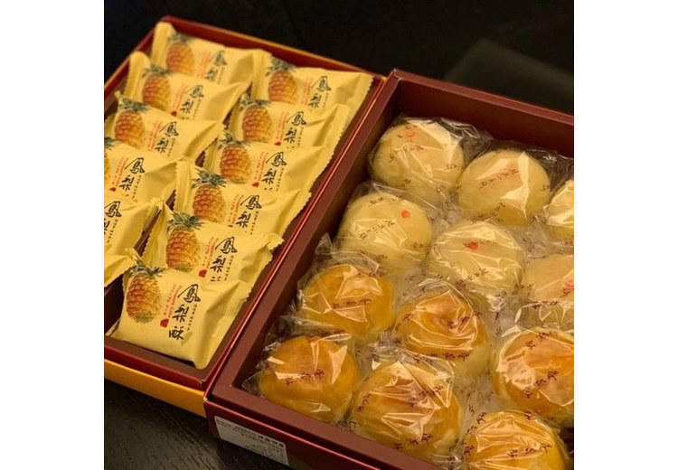 Hộp quà gồm bánh dứa gói riêng và bánh lòng đỏ trứng muối