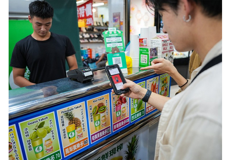 Khách dùng điện thoại quét mã QR thanh toán tại quầy nước ép ở Đài Loan