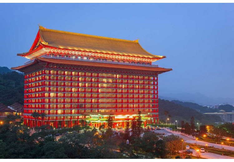 Khách sạn Viên Sơn (Grand Hotel) mái cung điện đỏ vàng ở Đài Bắc lúc lên đèn