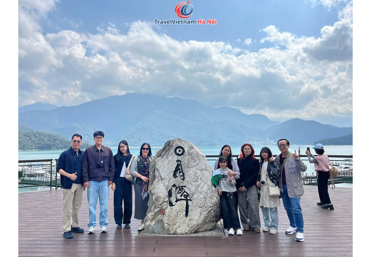 Khách TravelVietnam Hà Nội chụp ảnh bên tảng đá khắc chữ Nhật Nguyệt Đàm ven hồ