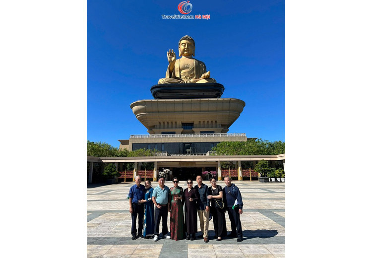 Khách TravelVietnam Hà Nội chụp ảnh dưới tượng Phật đồng khổng lồ tại Bảo tàng Phật Đà