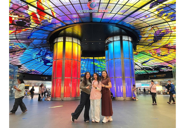Khách TravelVietnam Hà Nội chụp ảnh giữa hai cột kính màu dưới mái vòm ga Formosa Boulevard