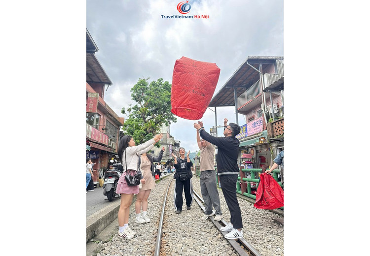 Khách TravelVietnam Hà Nội thả đèn trời đỏ trên đường ray phố cổ Thập Phần