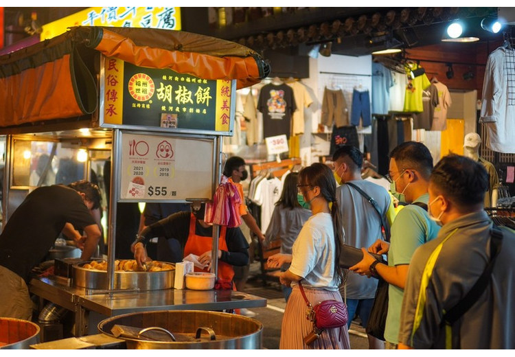 Khách xếp hàng mua bánh tiêu hồ tiêu tại một quầy ở chợ đêm Đài Loan