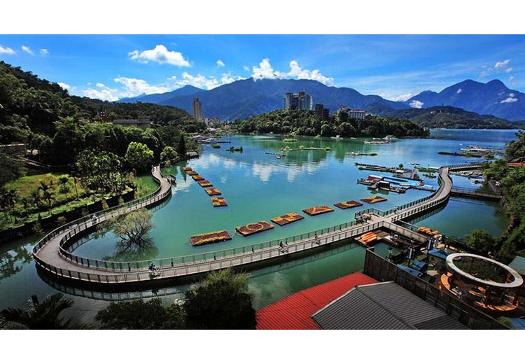Lối đi bộ uốn cong trên mặt nước xanh ở bến Thủy Xã Hồ Nhật Nguyệt