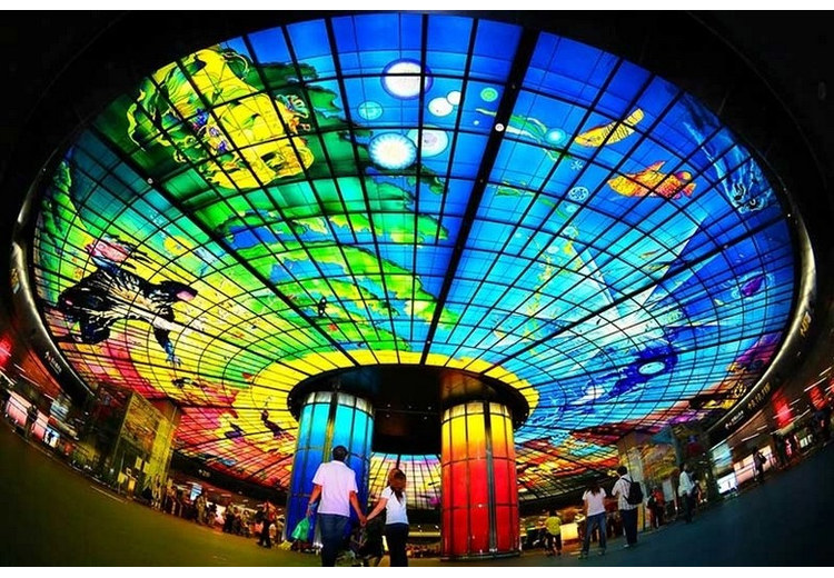 Mái vòm kính màu Dome of Light rực rỡ trong ga Formosa Boulevard, Cao Hùng