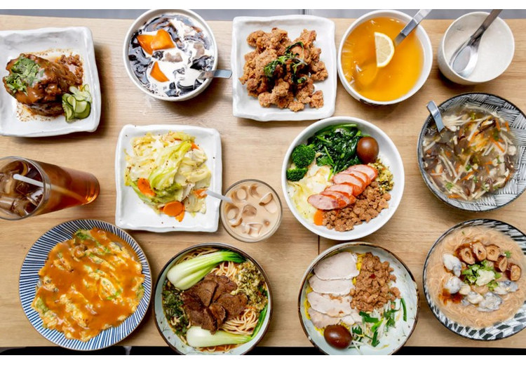 Mâm món ăn Đài Loan gồm gà rán, cơm thịt kho, mì, rau xanh, trứng và trà