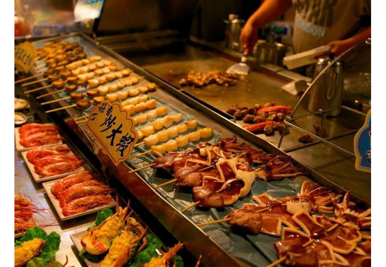 Mực, tôm và chả xiên bày trên quầy nướng ở chợ đêm