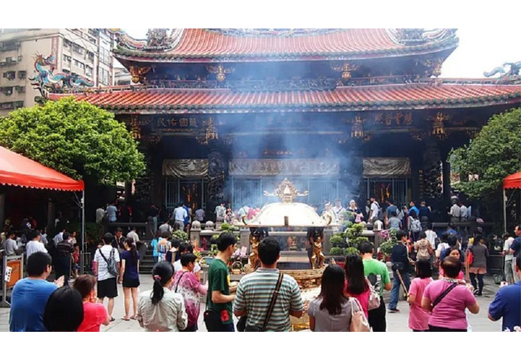 Người dân và du khách hành lễ trong sân miếu Long Sơn, Đài Bắc