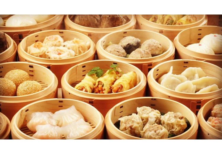 Nhiều xửng tre đựng há cảo, xíu mại, bánh bao và bánh cuốn hấp