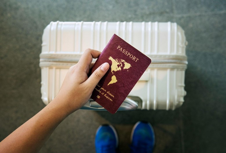 hành lí và hộ chiếu khi đi Đài Loan