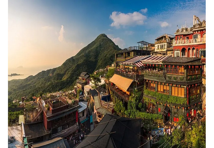 Phố cổ Cửu Phần trên sườn núi nhìn ra biển gần Đài Bắc