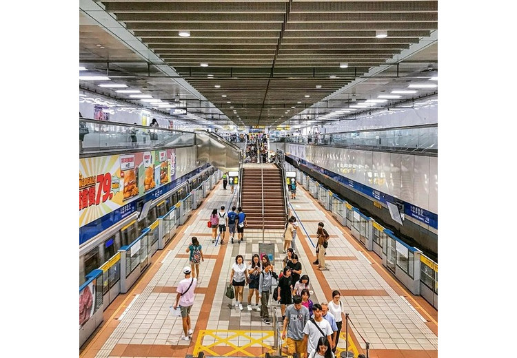 Sân ga tàu điện MRT ở Đài Bắc sạch sẽ, hành khách đi lại trật tự