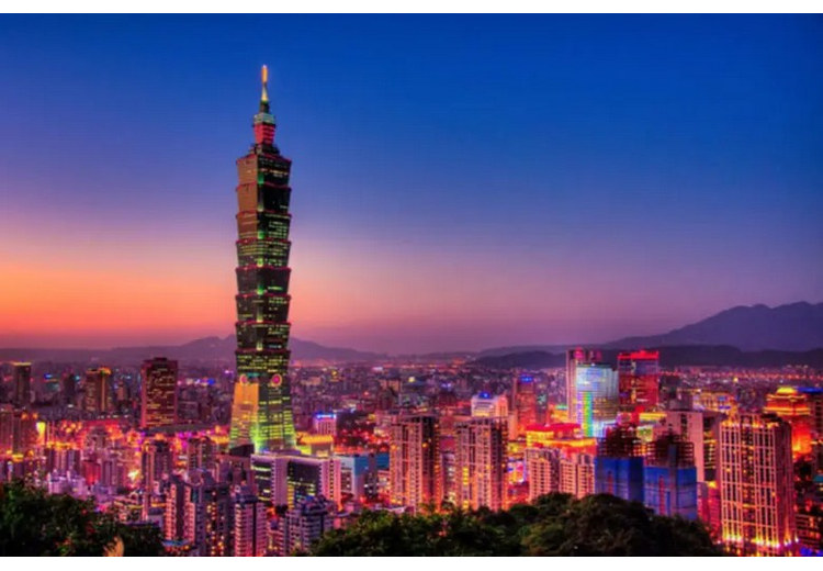 Taipei 101 và thành phố Đài Bắc lên đèn nhìn từ trên đồi lúc chạng vạng
