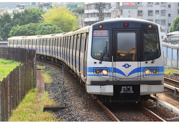 Tàu MRT Đài Bắc chạy trên tuyến ngoại ô