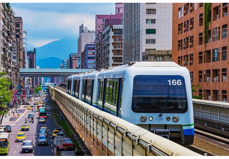 Tàu MRT Đài Bắc chạy trên cao giữa phố